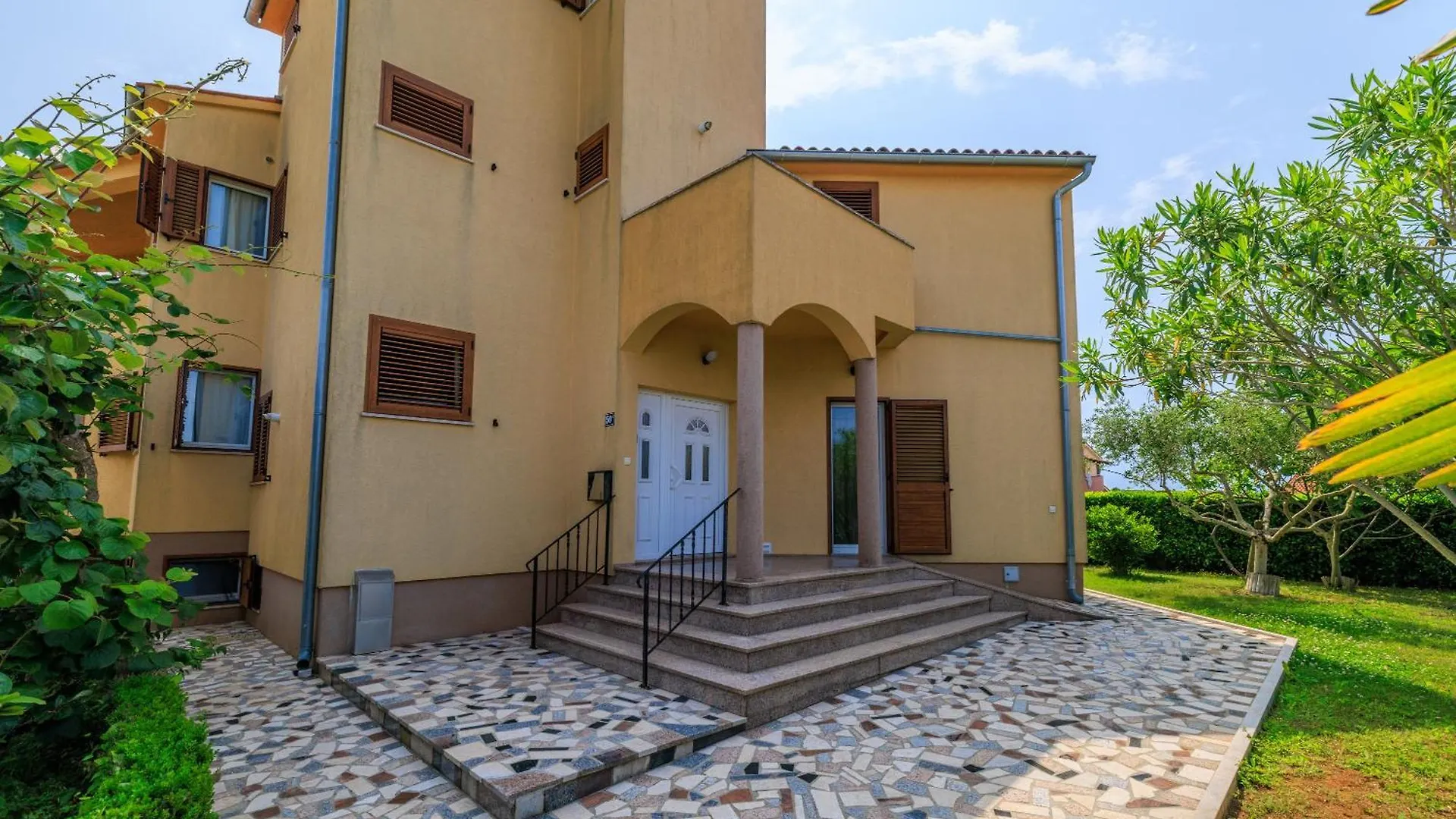 House Luigi Blue And Green In One Place Valbandon Appartement