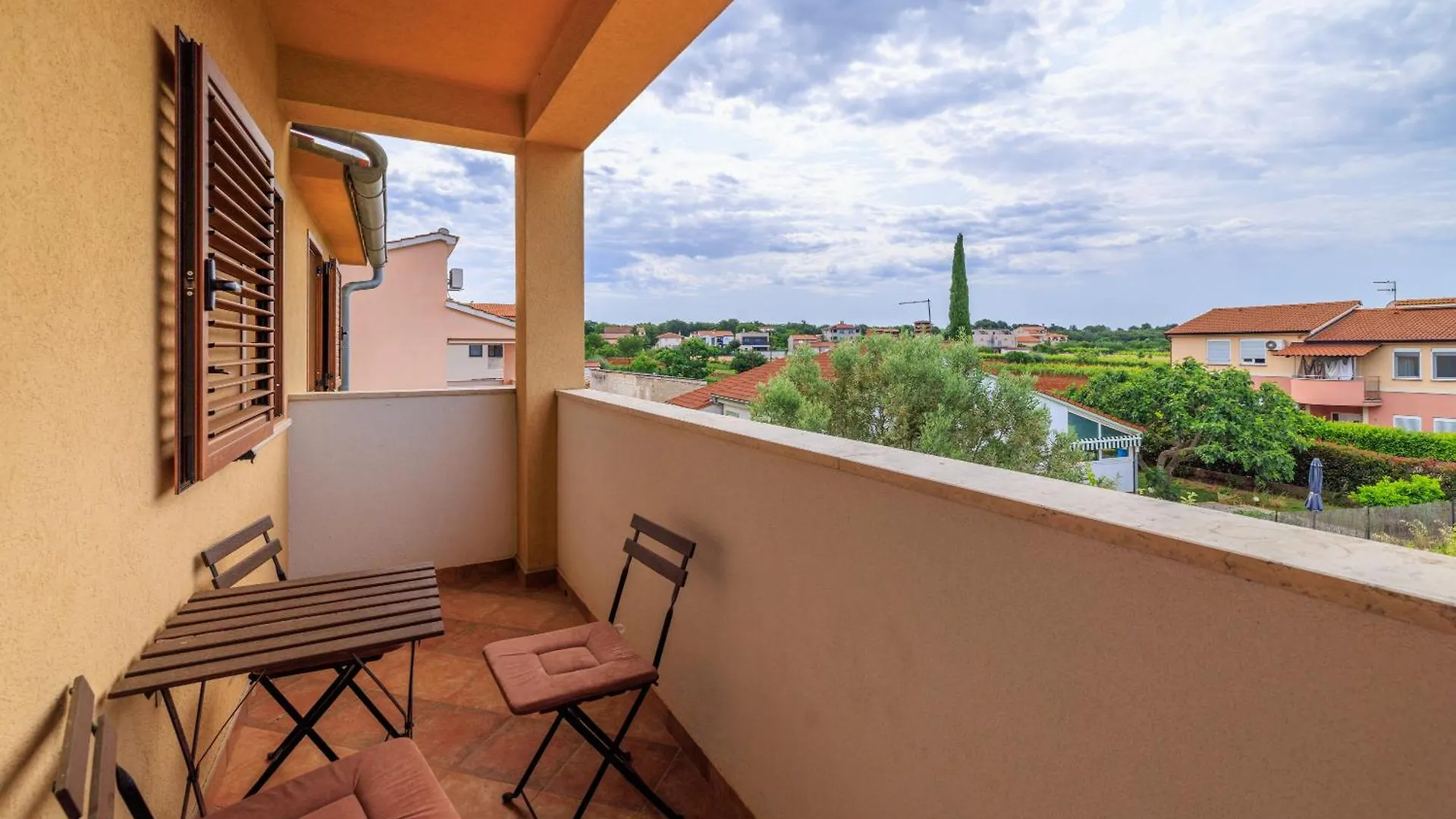 House Luigi Blue And Green In One Place Valbandon Appartement