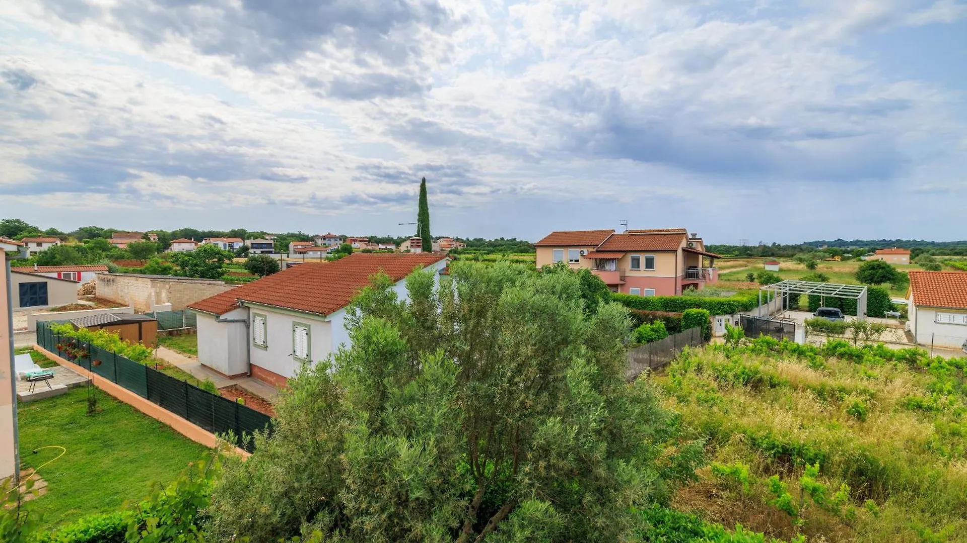House Luigi Blue And Green In One Place Valbandon Apartment