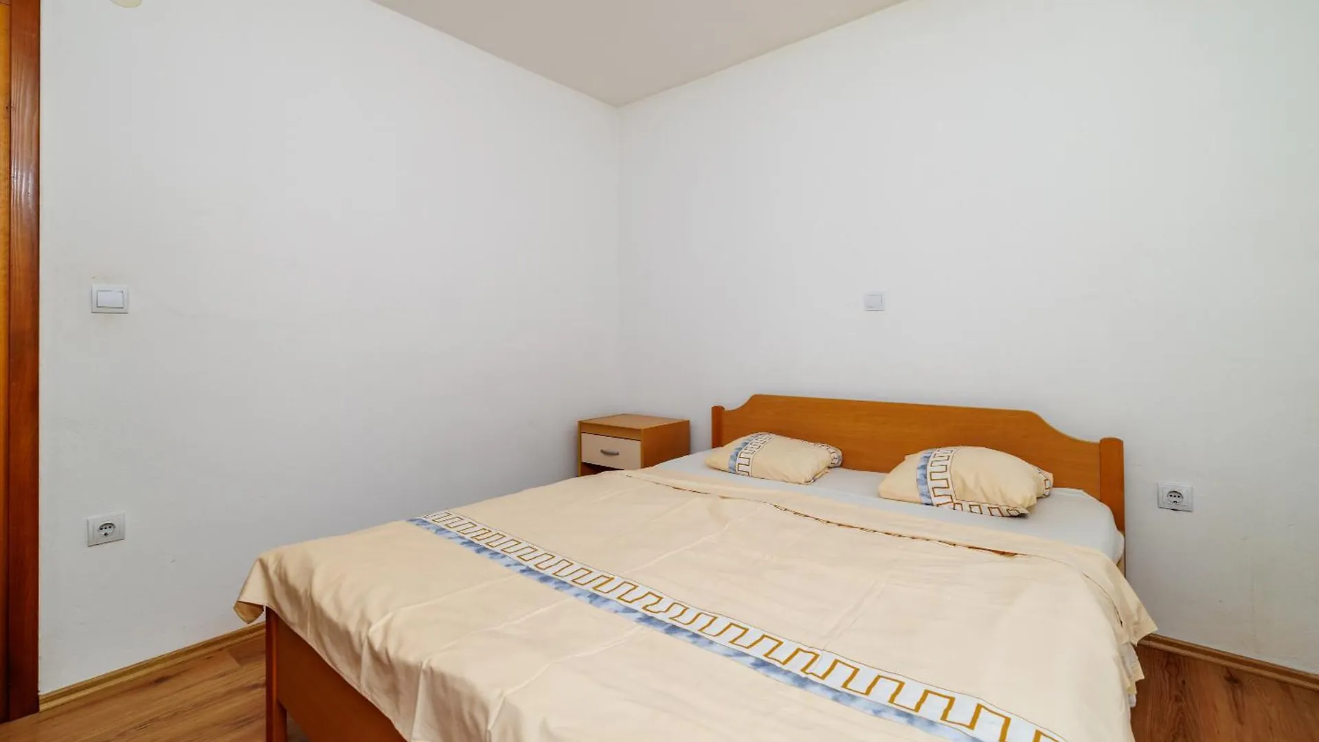 House Luigi Blue And Green In One Place Valbandon Apartment